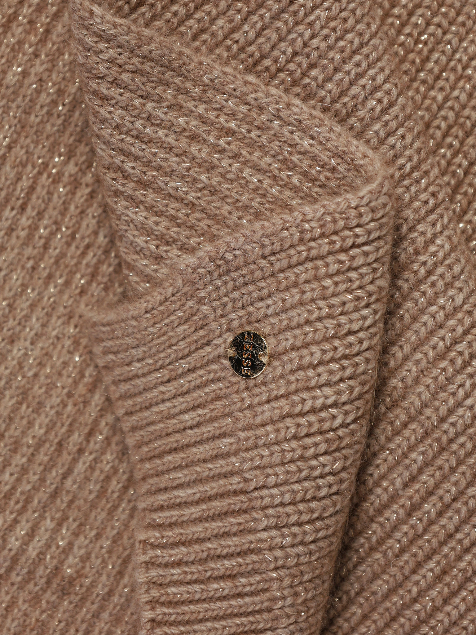 Шарф с декоративной нашивкой и люрексом бежевого цвета